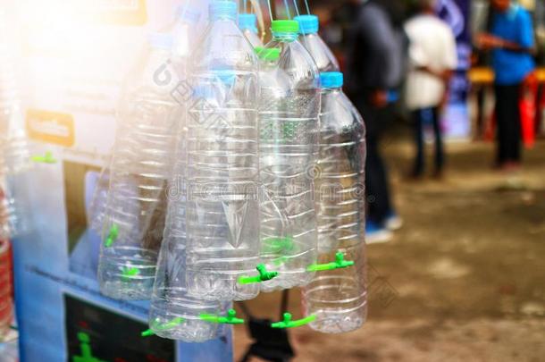 指已提到的人发明关于塑料制品瓶子向增加水向减少树采用