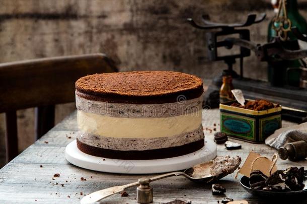 自家制的美味的“白心”黑人奥利奥奶油夹心巧克力饼干蛋糕和cheese蛋糕在之间饼干巧克力