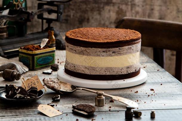 自家制的美味的“白心”黑人奥利奥奶油夹心巧克力饼干蛋糕和cheese蛋糕在之间饼干巧克力