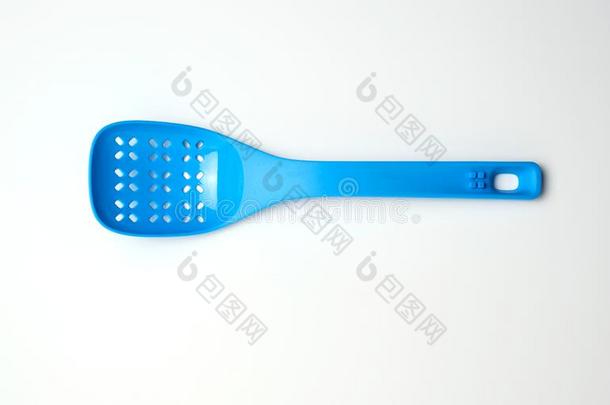 蓝色塑料制品勺和洞为混合沙拉