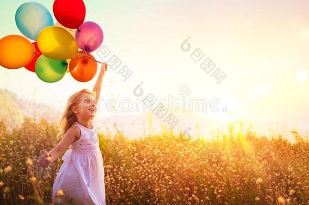 幸福的小孩跑步和气球采用田