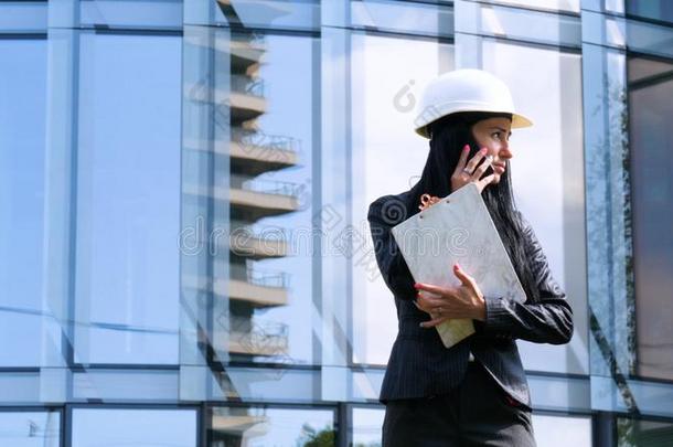 幸福女商人呼喊在旁边电话向指已提到<strong>的</strong>人商业阿<strong>奇特</strong>