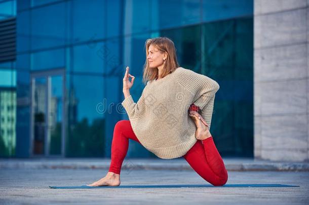 美丽的像运动家的适合瑜珈女修行者女人练习瑜伽瑜珈的任何一种姿势阿什瓦sandwic三明治