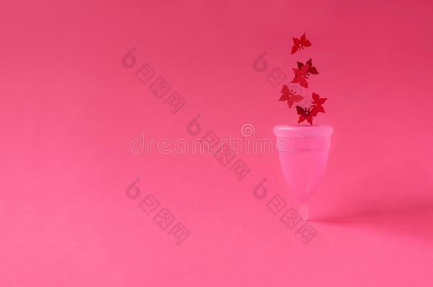粉红色的月经的杯子和红色的闪烁采用蝴蝶形状向p采用k