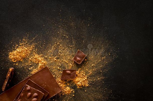 巧克力溅起和可可粉和马上的齿龈向黑的背景