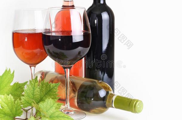 葡萄酒杯,瓶子关于葡萄酒和葡萄叶子