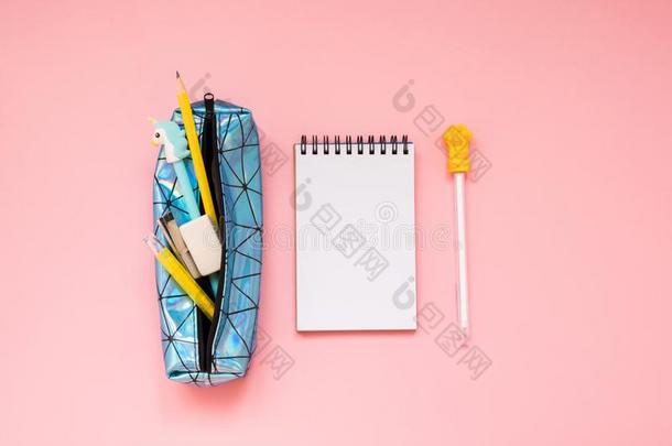 背向学校.铅笔例和学校日用品向粉红色的表