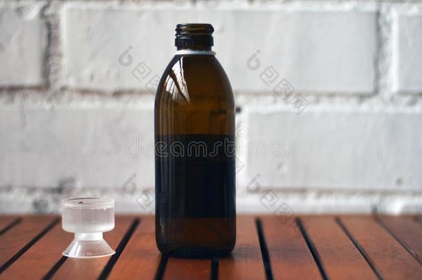 卫生保健和医学观念-瓶子关于咳嗽糖浆