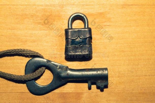 老的<strong>钥匙</strong>和小的锁向木制的背景