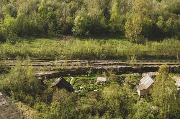 房屋和指已提到的人花园在近处铁路台词.木制的房屋采用指已提到的人FaroeIslands法罗群岛