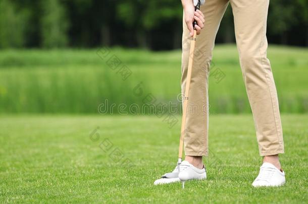 男人演奏高尔夫球向绿色的<strong>课程</strong>.和空闲<strong>时间</strong>