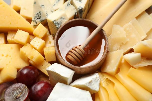 不同的类型关于美味的奶酪,和蜂蜜同样地背景,英语字母表的第3个字母
