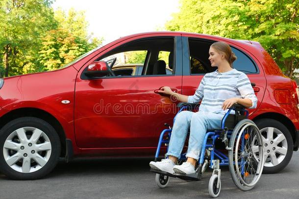 年幼的女人采用轮椅open采用g关于汽车在户外