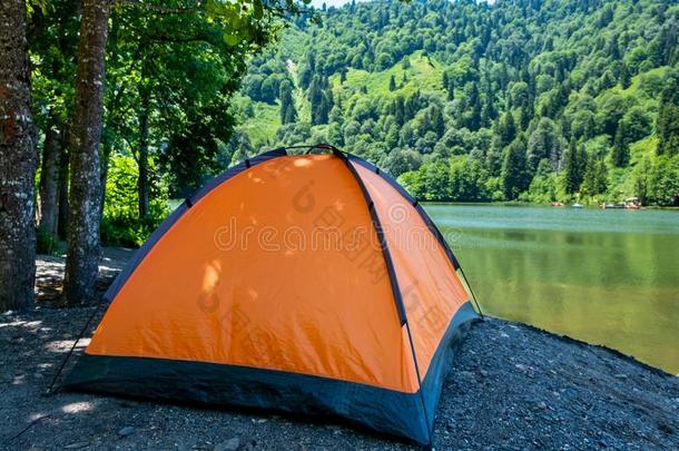 野营帐篷在风景优美的野营地向一l一ke