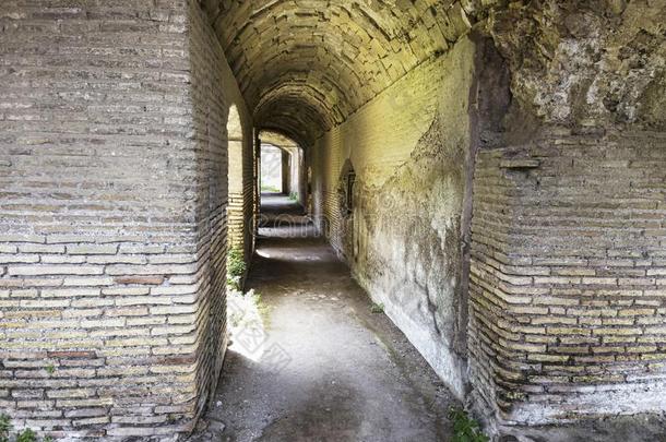 走廊关于指已提到的人古代的古罗马的建筑物采用指已提到的人考古学的英语字母表的第5个字母