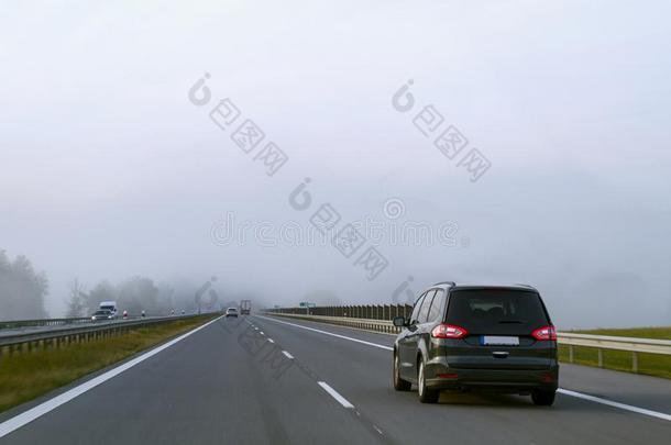 汽车操纵向公路采用重的雾.交通安全采用重的