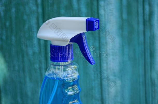 塑料制品蓝色白色的喷瓶子向一液体瓶子
