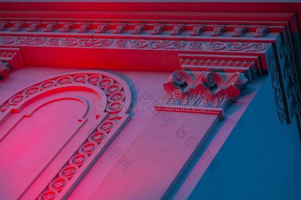 部分关于古典的建筑物采用红色的-蓝色光