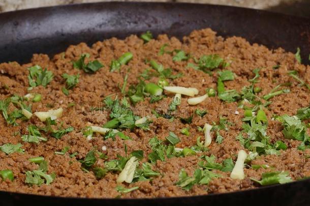 一辛辣的牛肉热水器切碎咖喱食品.