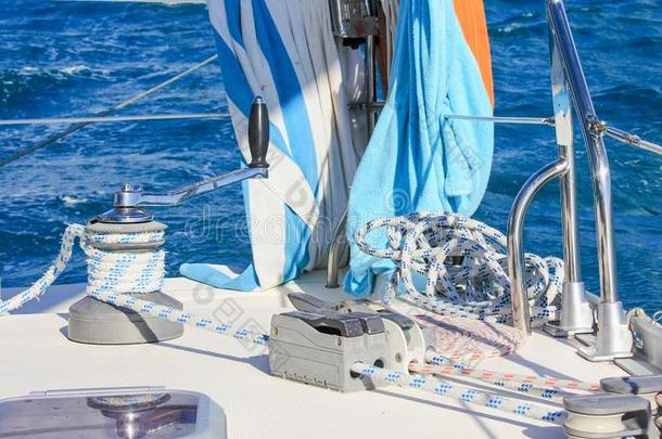 帆船绞车和粗绳特写镜头.帆船设备和技术人员