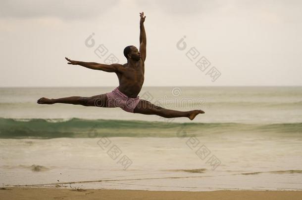 当代的跳舞编舞者做芭蕾舞海滩锻炼.int.唷