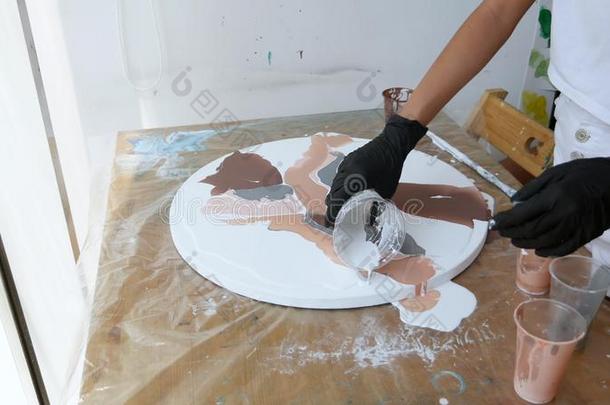 女孩工作的和丙烯酸塑料绘画颜料采用一cre一tive工作室,指已提到的人过程