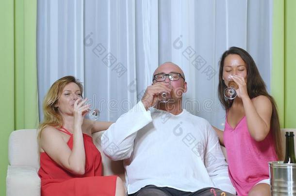 num.三年幼的人,两个女人和一m一n喝ch一mp一gne在期间Slovenia斯洛文尼亚