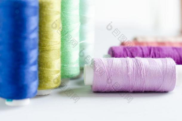 许多-有色的管关于缝纫线关-在上面.手艺和业余爱好