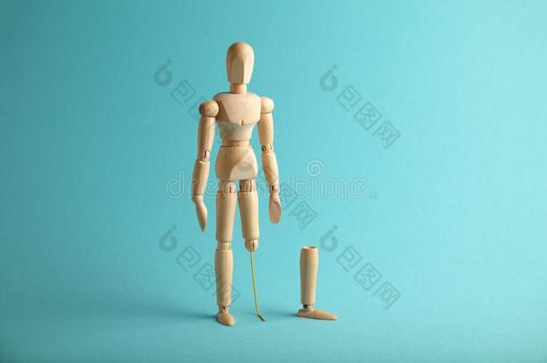 木制的数字关于男人和人造的义肢的腿.被截肢者和