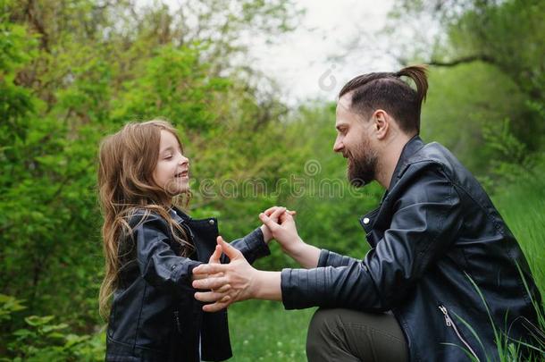 爸爸和女儿用钱时间同时采用公园