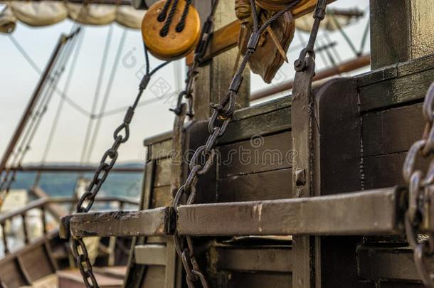老的帆船,详述特写镜头关于木制的防滑钉和栏索.