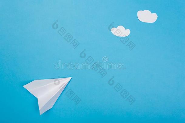 白色的纸折纸手工飞机谎言向彩色粉笔蓝色背景