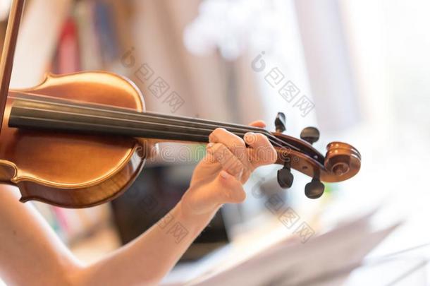 年幼的女孩快乐地演奏向她小提琴