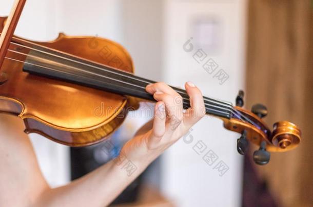 年幼的女孩快乐地演奏向她小提琴