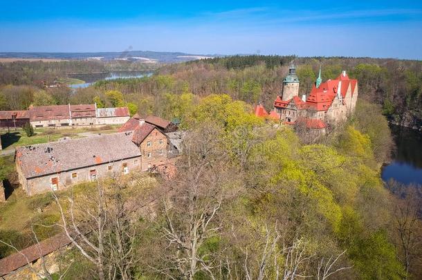 美丽的佐卡城堡在和煦的：照到阳光的一天,波兰