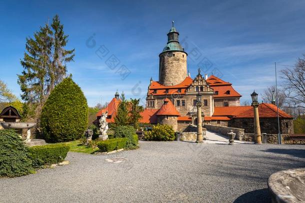 美丽的佐卡城堡在和煦的：照到阳光的一天,波兰