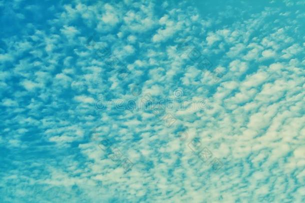 蓝色天和小的白色的云,自然壁纸背景