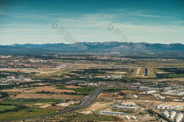 风景大约马德里巴拉哈斯国际的机场,西班牙,英语字母表的第16个字母