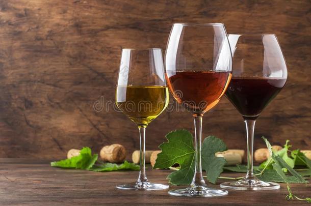 葡萄酒放置.红色的,白色的和玫瑰葡萄酒采用分类采用葡萄酒glasses.