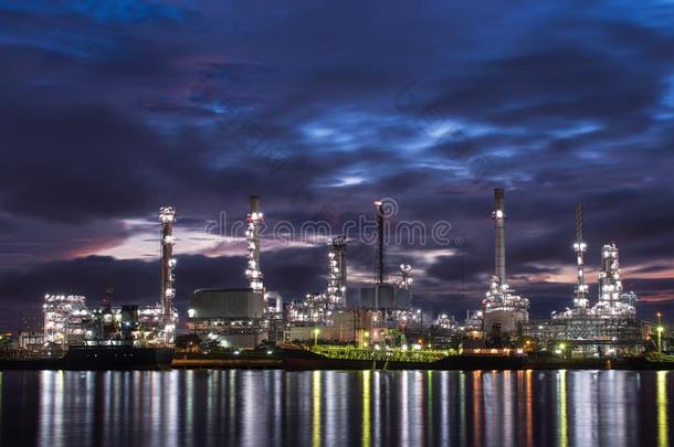 油和气体精炼厂石油化学<strong>产品工厂</strong>在夜,石油一