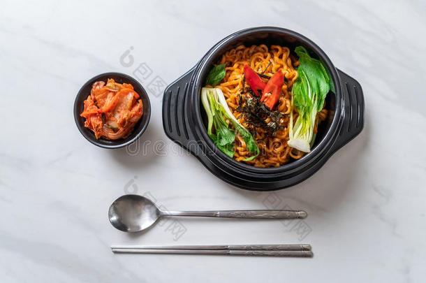 朝鲜人瞬间面条和蔬菜和朝鲜泡菜