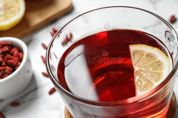 健康<strong>的枸杞</strong>茶水和柠檬采用玻璃杯子向表