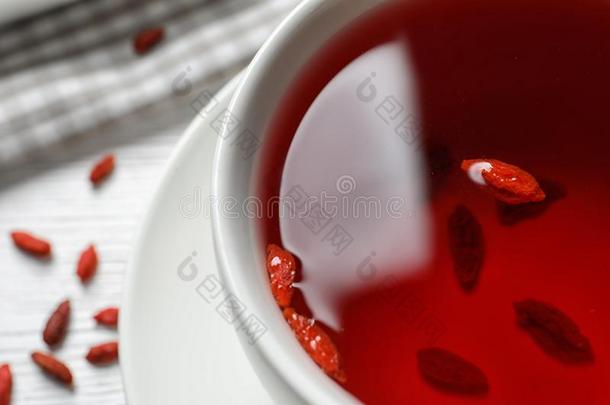 健康的<strong>枸杞</strong>茶水采用杯子向白色的表
