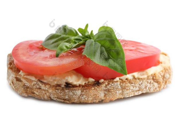 美味的新鲜的番茄意大利烤面包片向白色的