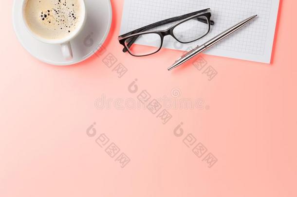 办公室粉红色的背景幕布和咖啡豆和日用品