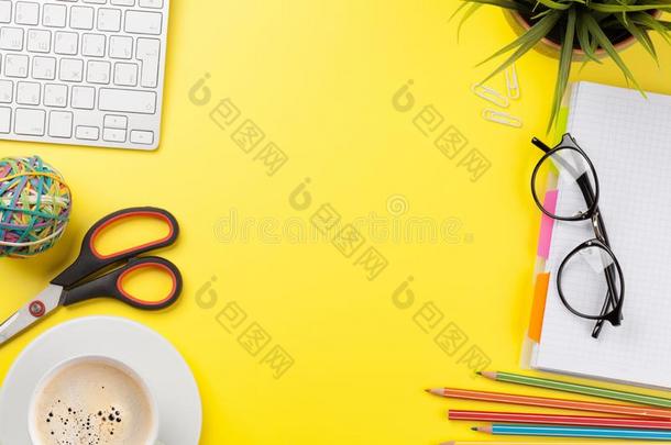 办公室黄色的背景幕布和咖啡豆,日用品和计算机