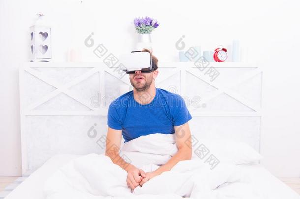 有意识的觉醒中的.回来向现实.男人勘查VirtualReality虚拟现实在期间rateofenergyloss能量损耗率