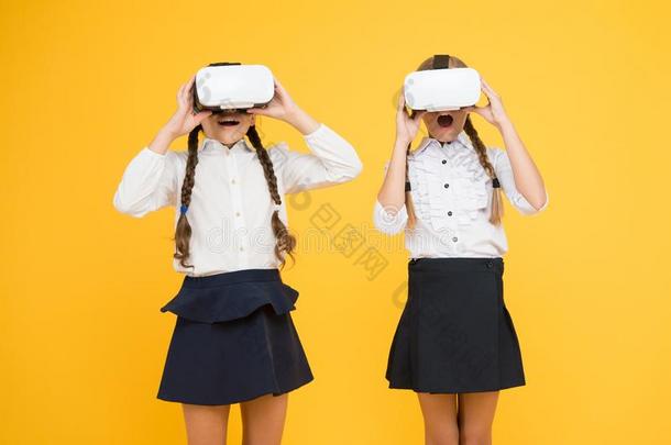 小孩使用现代的实质上的Reality虚拟现实科技.实质上的现实.实质上的Reality虚拟现实戴在头上的耳机或听筒.伏兔