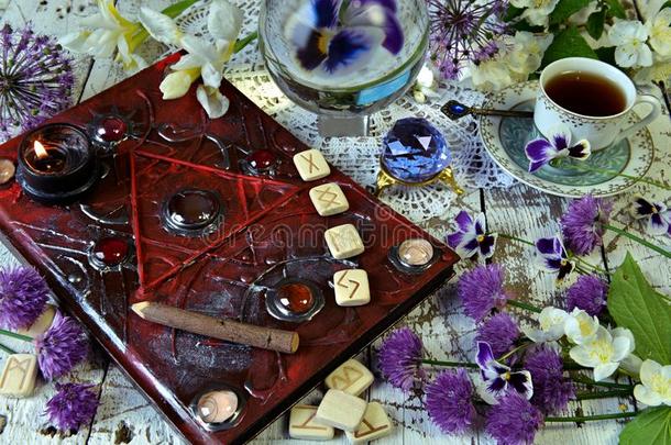 魔法书魔法书和古代北欧使用的文字,花,水晶和神秘主义者object物体