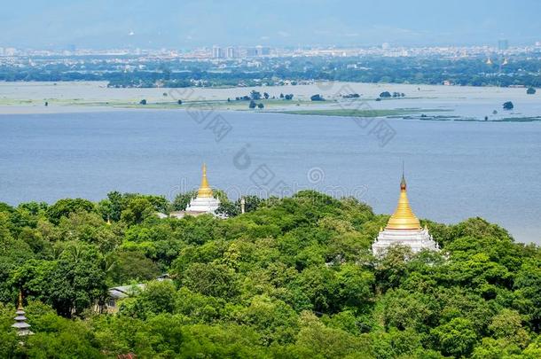 空气的看法关于曼德勒城市和庙,金塔,伊洛瓦